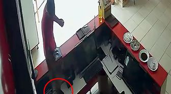 Tuvalet bahanesiyle girdiği restorandan cep telefonu, camiden seyyar merdiven çaldı