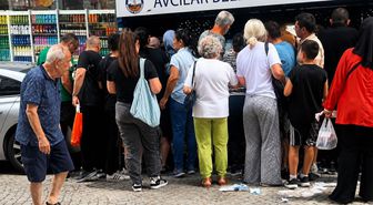 Avcılar'da vatandaşlar çöpe atılan cep telefonu kılıflarını almak için sıraya girdi