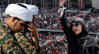İran'ın eski lideri Hamaney'e veda! İşte on binlerce kişinin katıldığı törenden görüntüler