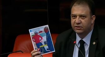 Vekil 'Milletin içinde tayt giyiyor' dedi, validen böyle yanıt geldi