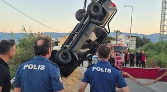 Balıkesir'de kamyonet dereye uçtu; 2 ölü, 1 yaralı