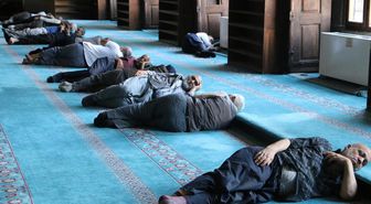 Diyarbakır'da turistler sıcak havadan korunmak için camilere sığındı