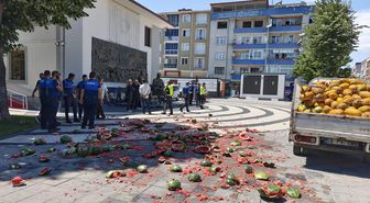 Tekirdağ'da zabıtaya kızan seyyar satıcı, karpuzları belediye önünde parçaladı