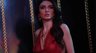 Hazar Ergüçlü’den Tatilden Dikkat Çekici Pozlar