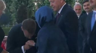 Fransa Cumhurbaşkanı Macron, Emine Erdoğan’ın elini öpmeye çalıştı