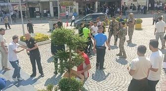 Adliye önü bir anda savaş alanına döndü! 1 polis ve 2 şüpheli yaralandı: 5 gözaltı