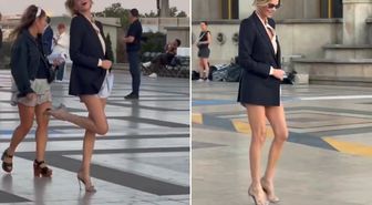 Paris'te Charlize Theron rüzgarı! Süper mini şortuyla yıllara meydan okudu