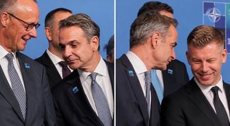 Yunanistan Başbakanı Miçotakis diğer liderleri koklarken kameralara yakalandı
