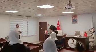 Müstehcen görüntülerini ortaya çıkmasının ardından DEM Parti’den istifa eden Kızıltepe Belediye Başkanı İpek'e yumurtalı protesto