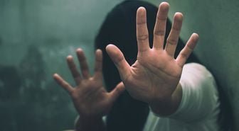 Annenin sevgilisinden iki kızına istismar! Ülkeden kaçtı, baskın sonrası dönüp teslim oldu