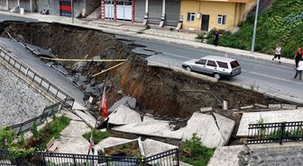 Rize'de yurt inşaatının kazısında istinat duvarı ve yol çöktü: 3 bina tahliye edildi