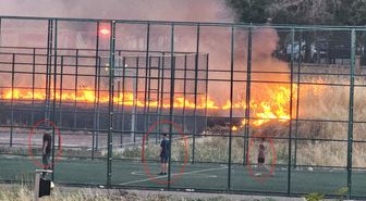 Yangına rağmen futbol oynamaya devam ettiler; o anlar kamerada