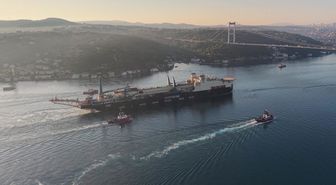 325 metrelik dev boru döşeme gemisi İstanbul Boğazı'ndan geçiş yaptı