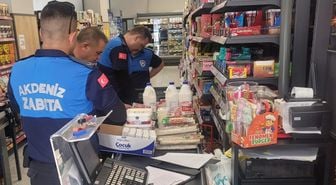 Zincir market şubesinde ölüme davetiye! Tarihi geçmiş 135 gıda reyondan indirilmedi