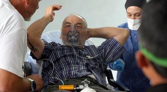 İnşaatın bodrum katına boya taşıyan 2 işçi kokudan baygınlık geçirdi