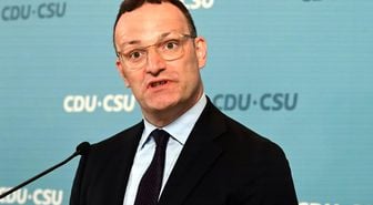Alman eşcinsel siyasetçi, taşıyıcı anne yoluyla çocuk sahibi oldu, baskıların ardından istifa etti