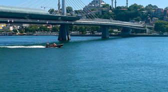 Tur teknesi köprünün ayağına çarptı, dengesini kaybeden personel suya düştü