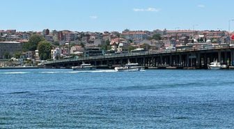 Denizde korkunç kaza: Tur teknesi köprü ayağına çarptı, bir denizci kayıp