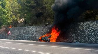 Tatilden dönen ailenin otomobili alev alev yandı: Muhtemel faciadan kıl payı dönüldü