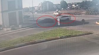 Çarpışan otomobiller hızını alamadı: İki farklı kapıdan iş yerine böyle daldılar