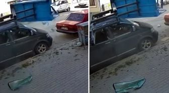 Eşya taşıma asansörünün minibüsün üzerine devrildiği anlar kamerada