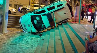 Otomobille çarpışan polis aracı yan yattı! 2'si bekçi 3 yaralı