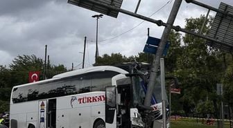 İstanbul'da yolcu otobüsü otomobile çarptı! 2'si ağır 30 yaralı