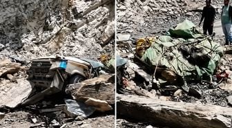 Hindistan'da dev kayalar taksiyi ezdi, 13 kişi hayatını kaybetti