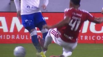 Futbolda bir ilk: Sakatladığı rakibi iyileşene kadar sahaya çıkamayacak