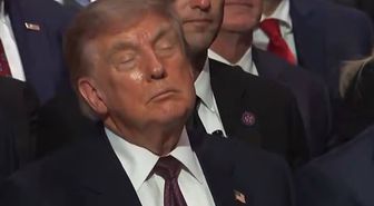 Trump, Senatör Graham'ın cenazesinde uyuyakaldı! O anlar gündem oldu