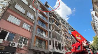 Çıplak çatıya çıktı, uygunsuz hareketler yaptı! Gören telefona sarıldı