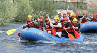 Fuat Oktay, Çekerek'te şampiyon sporcularla buluşarak rafting yaptı