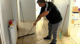 Büyükçekmece'de daireden akan su alt kattaki eve sızdı: 3 aydır çekpasla temizliyoruz