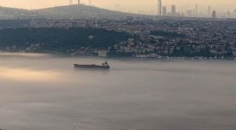 İstanbul'da yoğun sis: Boğaz hattı trafiğe kapatıldı