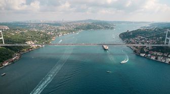 İstanbul'da yoğun sis: Boğaz hattı trafiğe kapatıldı