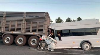Mevsimlik işçi minibüsü tıra çarptı: 19 yaralı