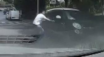 Yokuştan kayan aracı fark edip otomobilinden inerek koştu, kaputundan tutarak durdurdu