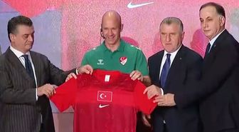 Anthony Taylor'a Milli Takım forması hediye edildi! Herkes aynı detaya takıldı