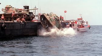 100 savaş tankını denize attılar