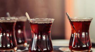 Patron kovdu, mahkeme geri gönderdi! Çay bardağı kavgasında emsal karar