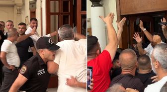 Adana'da servis plakası ihalesine tepki! Belediye önünde arbede çıktı