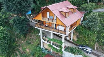 Karadeniz'in pratik zekası yine şaşırttı: Yolun 7.5 metre üstüne dev villa yaptı