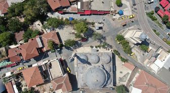 Hava kararınca nüfusunun 100 katını ağırlıyor