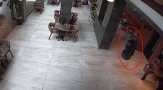 Garsonluk yapan robot merdivenlerden düştü, restoran 3 gün izne yolladı