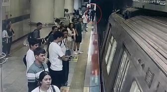 Görme engelli genç metro raylarına düştü: Dehşet anları kamerada