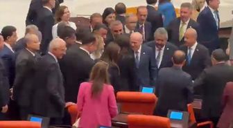 Bahçeli, çerçeve yasanın kabul edilmesinin ardından DEM Partili isimlerle tokalaştı