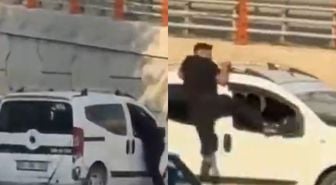 Şanlıurfa’da sokak ortasında tehlikeli kardeş kavgası: Hareket halindeki aracın üzerine çıktı