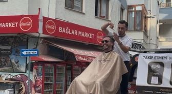 Kuaförden sınırları zorlayan tıraş: Çekici kasasında saç kesimi, hem de hareket halindeyken