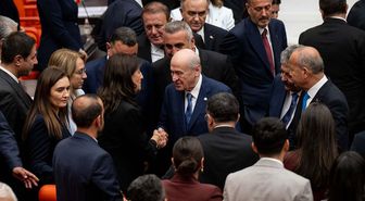Bahçeli, çerçeve yasanın kabul edilmesinin ardından DEM Partili isimlerle tokalaştı