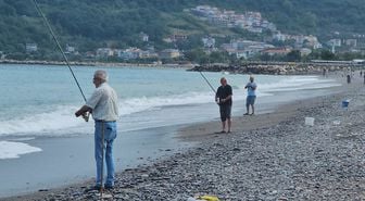 Karadeniz'de balık bolluğu: Oltasını kapan deniz kenarına koştu, kovalar doldu
